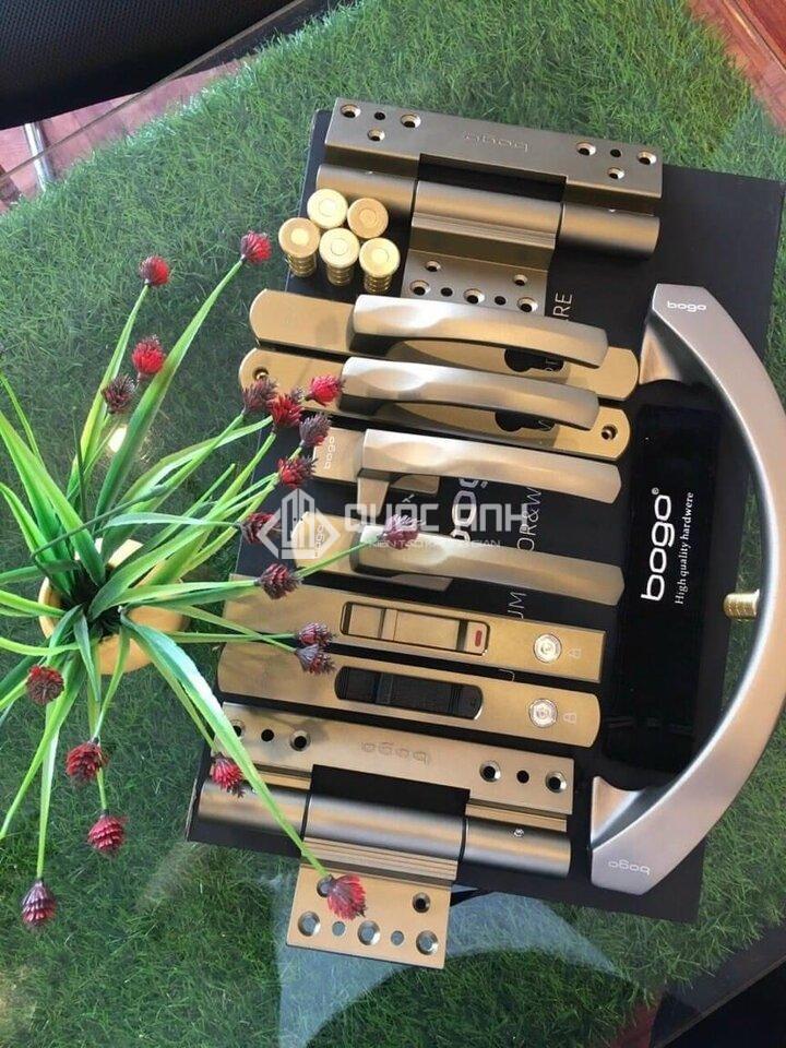 Tùy loại cửa sẽ chọn kiểu phụ kiện nhôm kính phù hợp. 