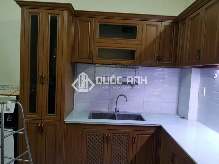 Mẫu tủ bếp nhôm Omega chữ L.