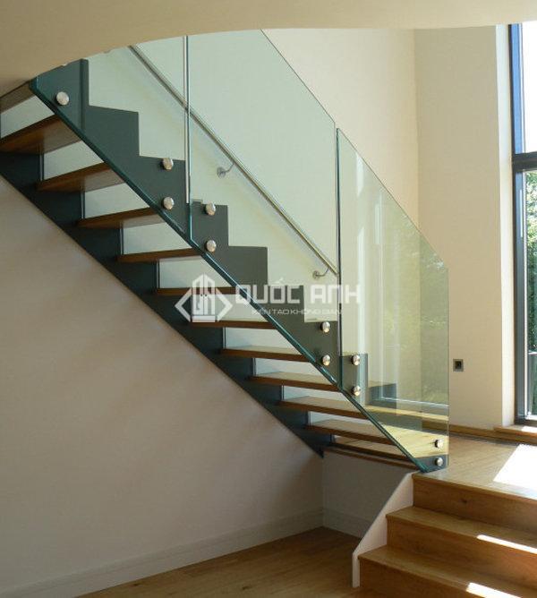 Cầu thang kính cường lực