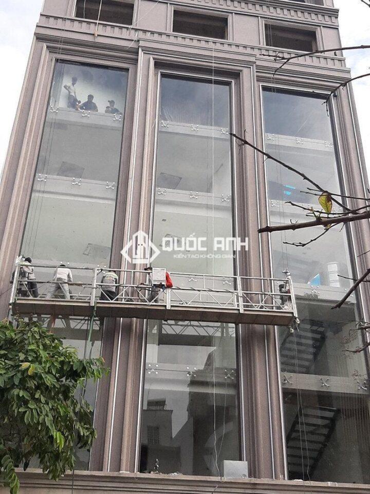 Việc lắp đặt vách mặt dựng đòi hỏi đội ngũ thi công phải có tay nghề cao.