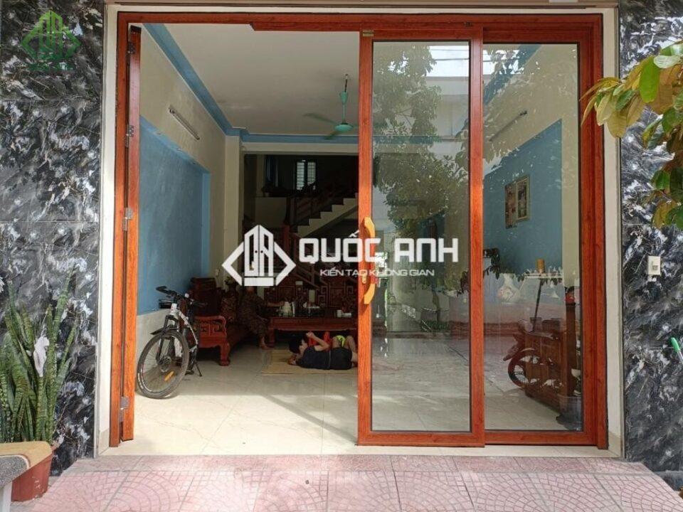 Cửa trượt quay màu vân gỗ.