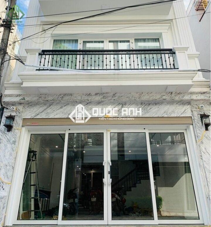 Mẫu cửa trượt quay màu trắng sang trọng. 