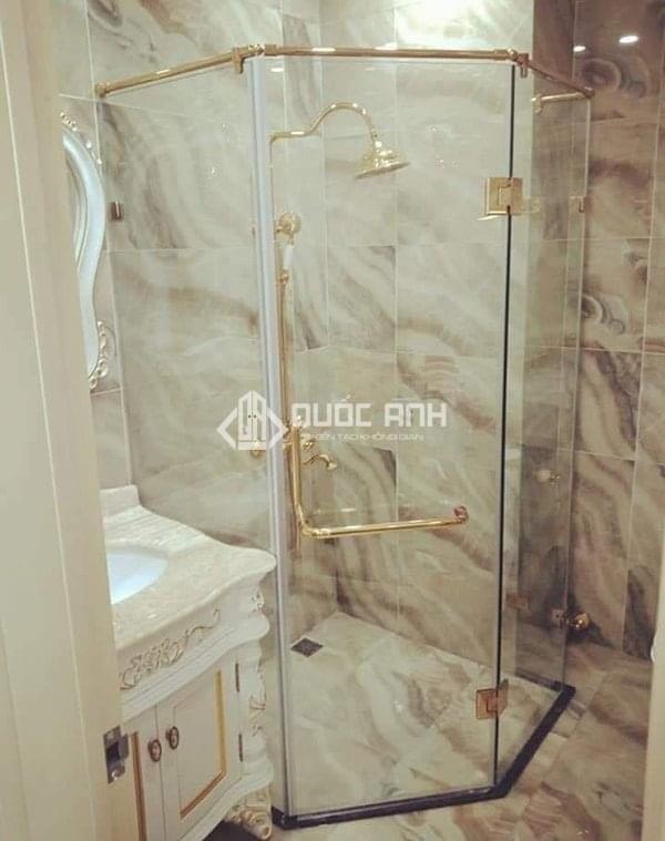 Phòng tắm kính sử dụng phụ kiện inox mạ vàng đẹp mắt. 