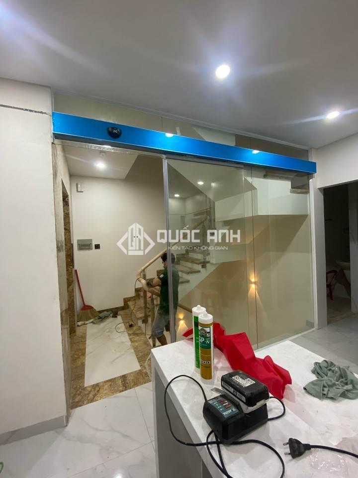Cửa kính cường lực. 