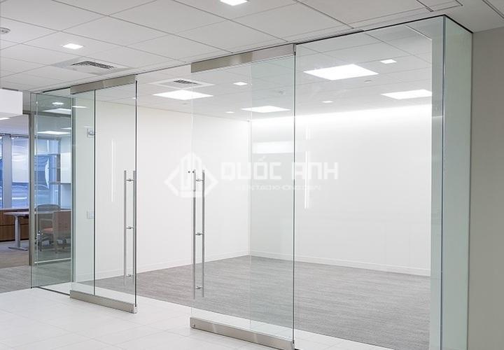 Cửa lùa bán tự động có giá thành lắp đặt hợp lý, tạo sự tiện dụng cho người dùng. 