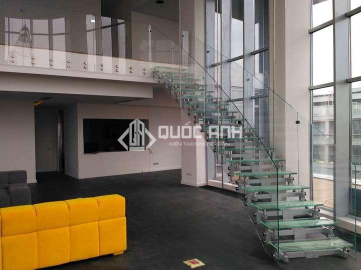 Mẫu cầu thang full kính. 