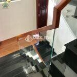 cau-thang-kinh-tay-vin-go-quoc-anh-door (4)