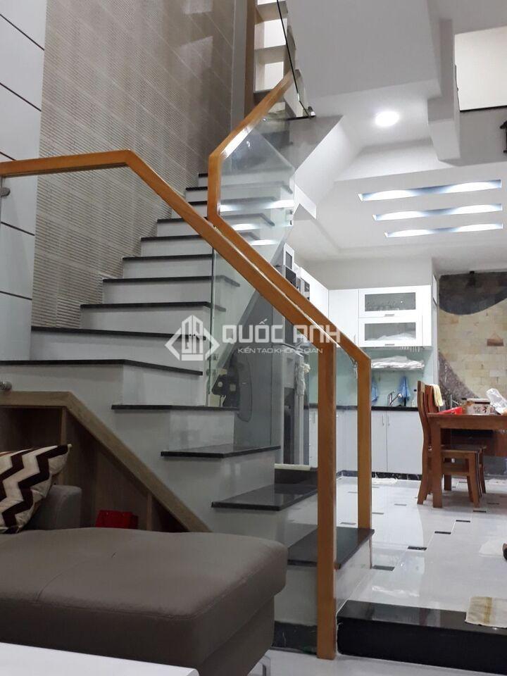 Tay vịn gỗ vuông cứng cáp mạnh mẽ.