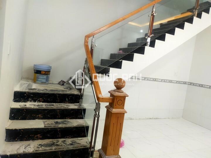 Cầu thang kính gỗ đẹp mềm mại. 