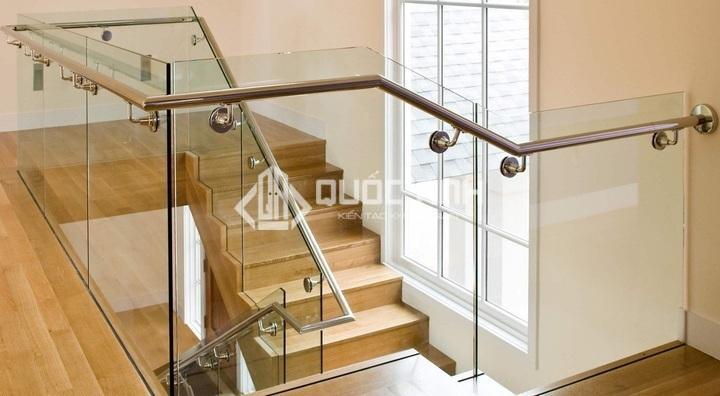 Một số điểm cần lưu ý khi lắp đặt cầu thang kính inox. 