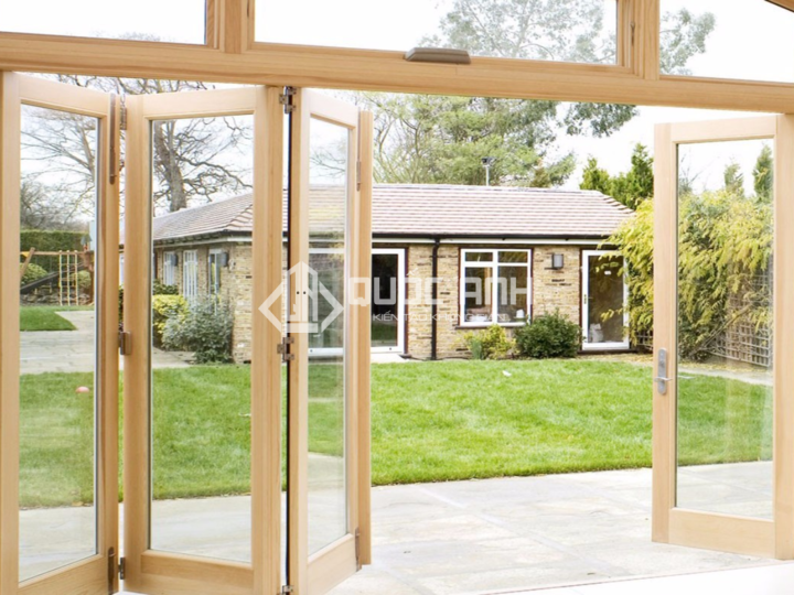 Kính cường lực được sử dụng nhiều nhất để làm cửa gỗ kính. 