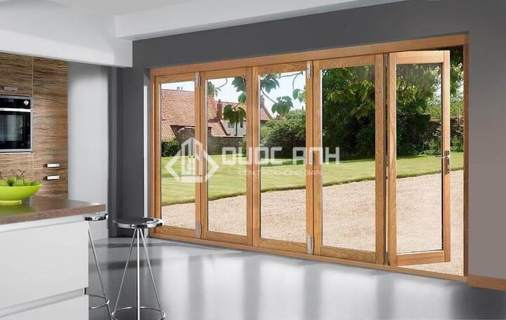 Cửa kính cường lực gỗ viền xung quanh. 