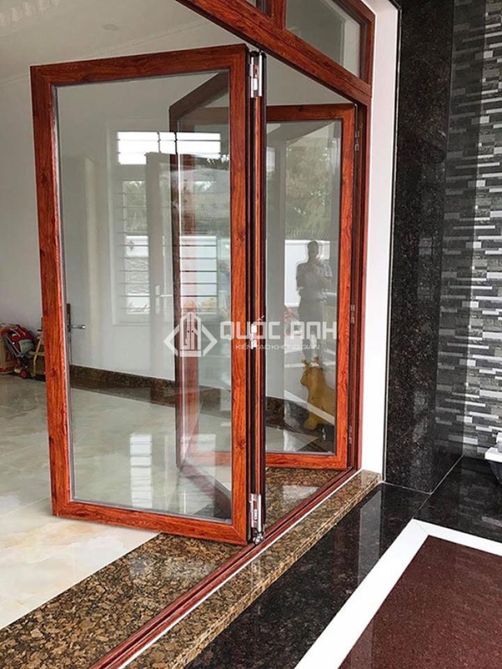 Cửa nhôm kính giả gỗ xếp trượt.