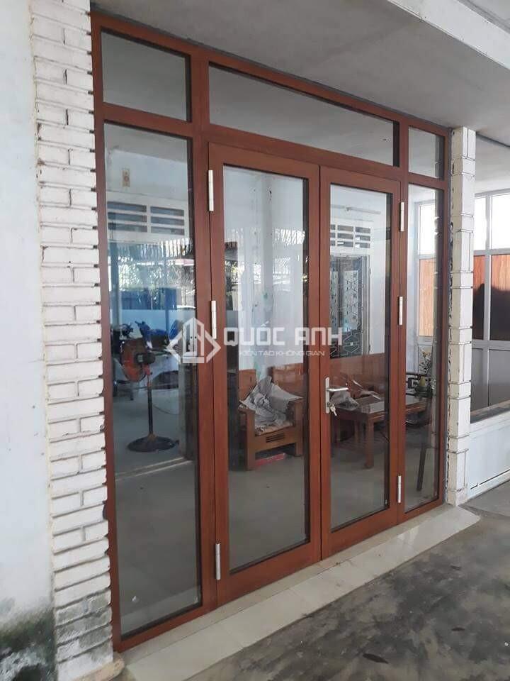 Cửa nhôm kính vân gỗ rất được ưa chuộng tại Quốc Anh Door vì có thể khắc phục được các nhược điểm của cửa gỗ. 