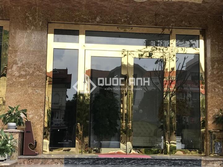 Cửa kính khung inox làm tăng vẻ đẹp sang trọng cho không gian lắp đặt. 