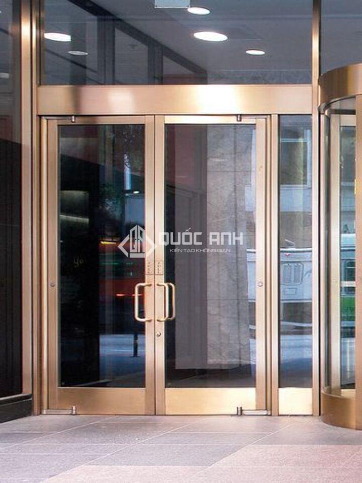 Cửa kính inox vàng gương sang chảnh.