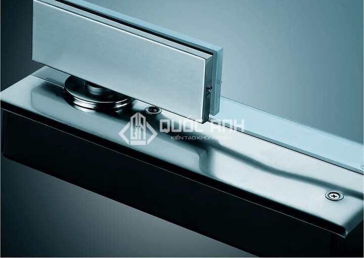 Bản lề âm sàn là một bộ phận cực kỳ quan trọng của cửa thủy lực. 