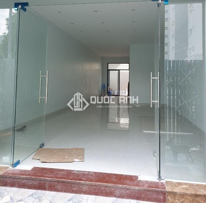 Mẫu cửa kính thủy lực lắp đặt cho nhà ở. 