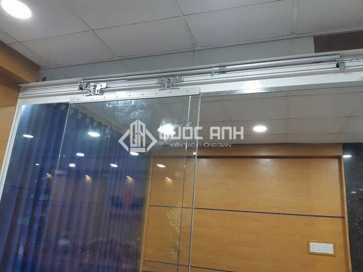 Cửa lùa bán tự động cường lực mở bằng tay và tự động đóng lại mà không cần dùng tới điện năng như cửa tự động.