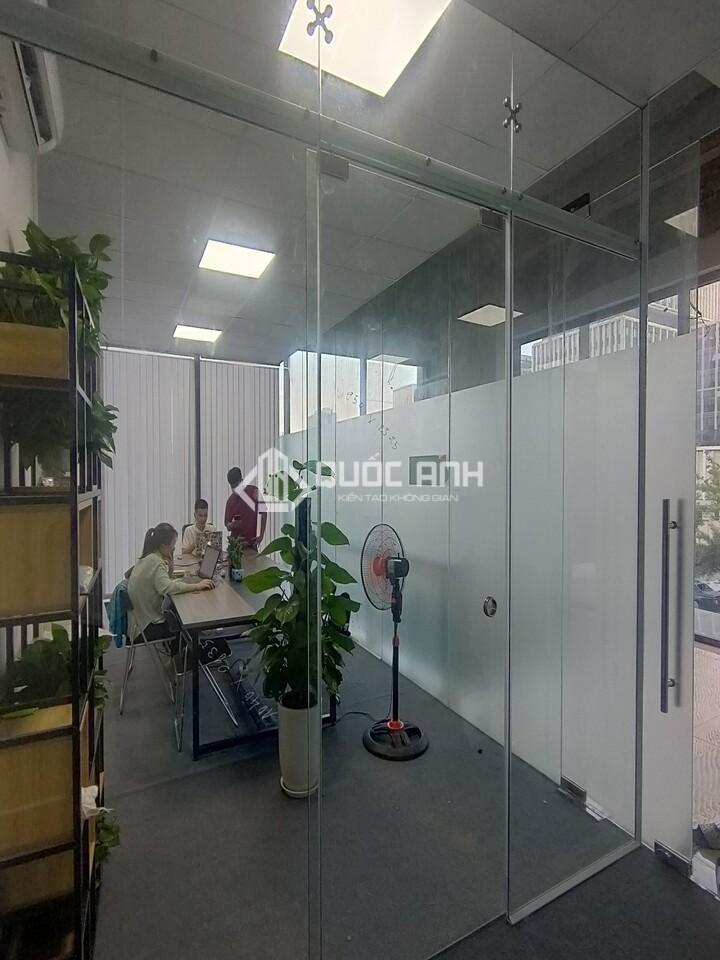 Cửa kính lùa thường được sử dụng rất nhiều tại các văn phòng.