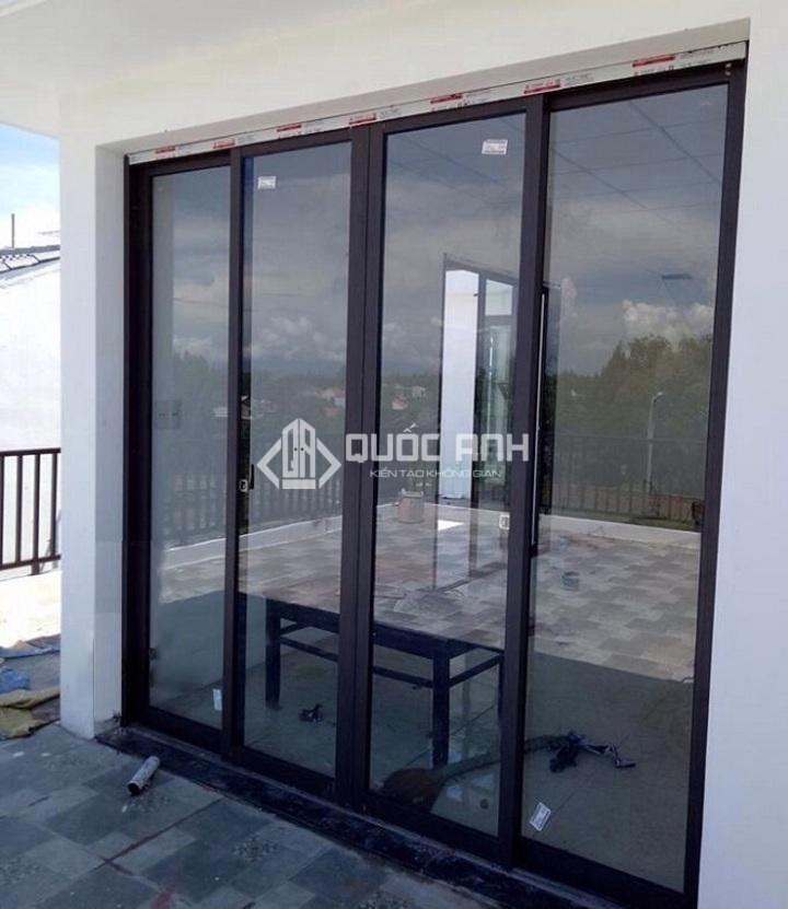 Cửa lùa 4 cánh bền, đẹp, dễ dàng đóng mở, không chiếm diện tích. 