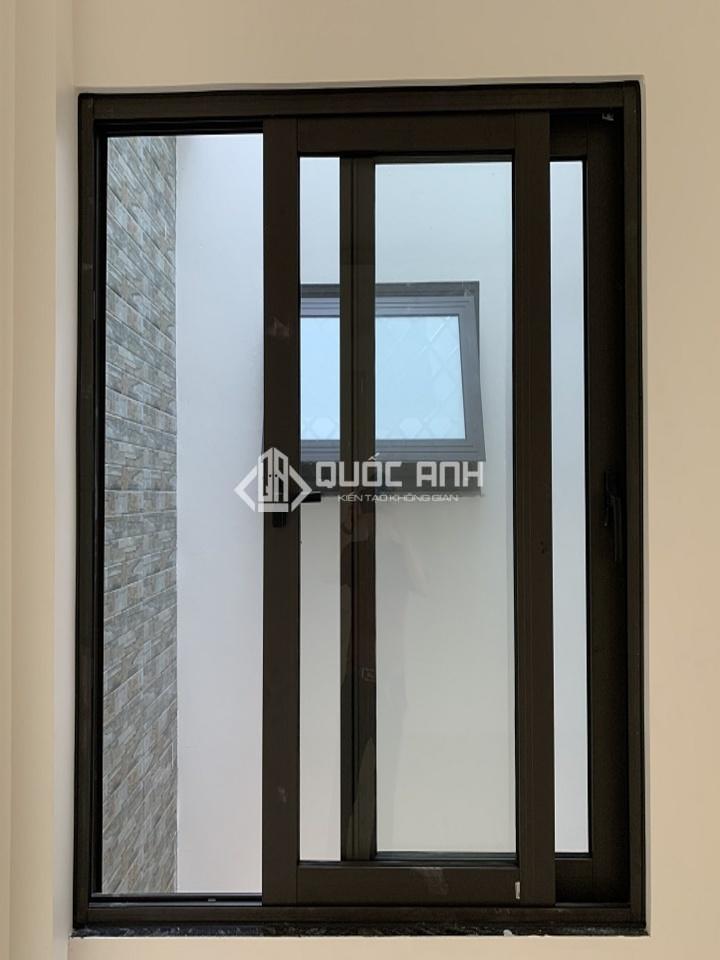 Cửa sổ nhôm Xingfa mở lùa bền, khả năng chịu lực cao.