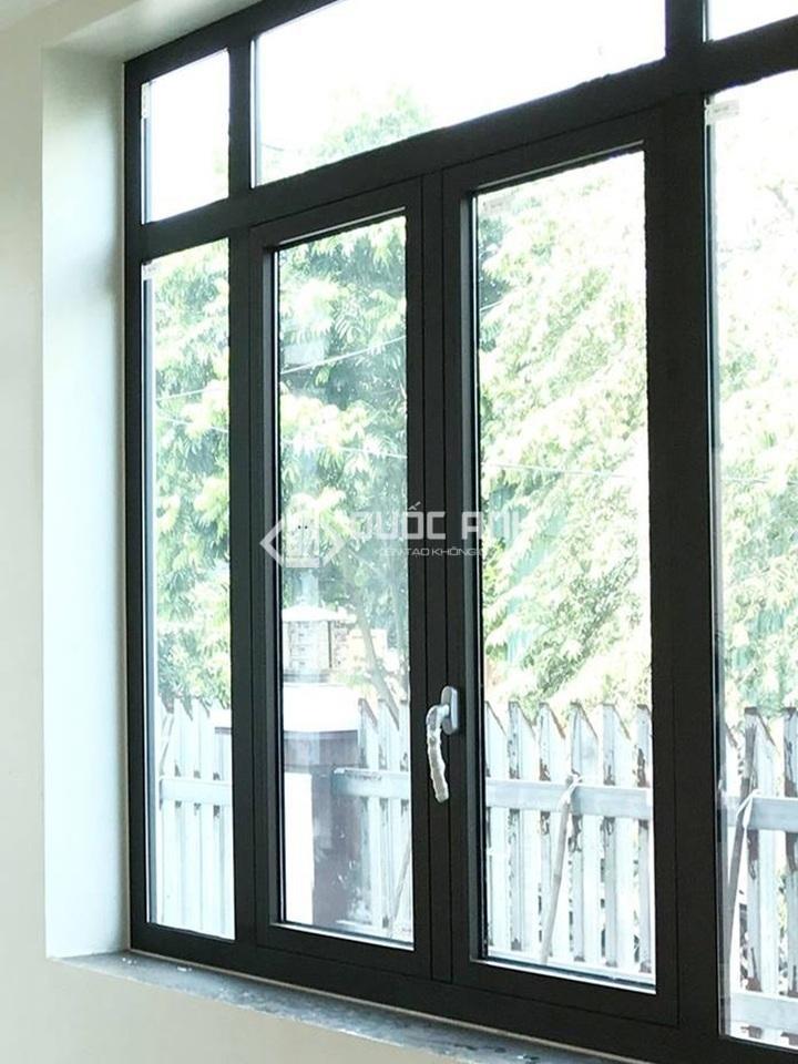 Cửa sổ mở quay đơn giản mà đẹp. 