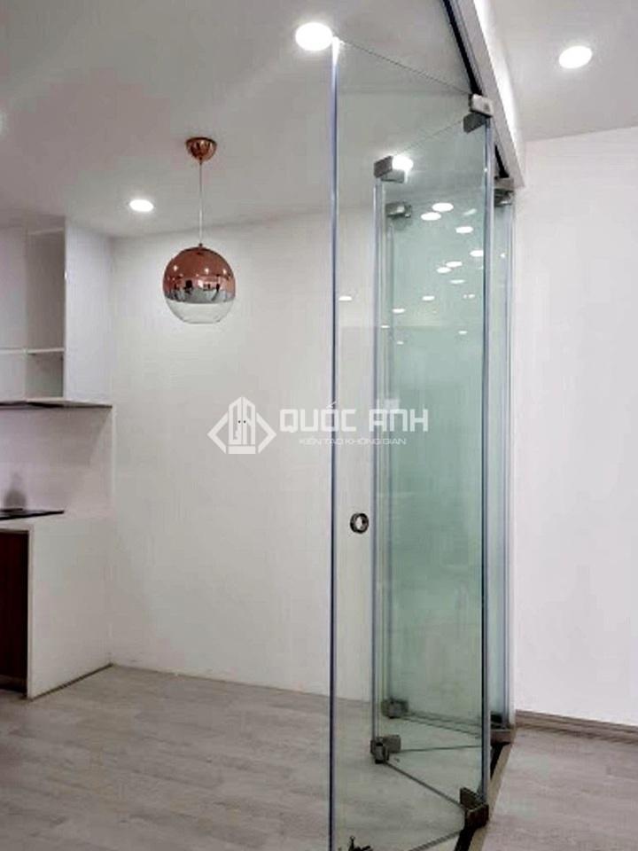 Mẫu cửa kính xếp cường lực giúp không gian thông thoáng hơn rất nhiều.