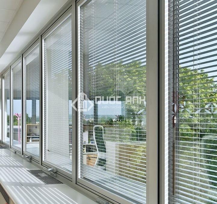 Cửa kính hộp rèm. 