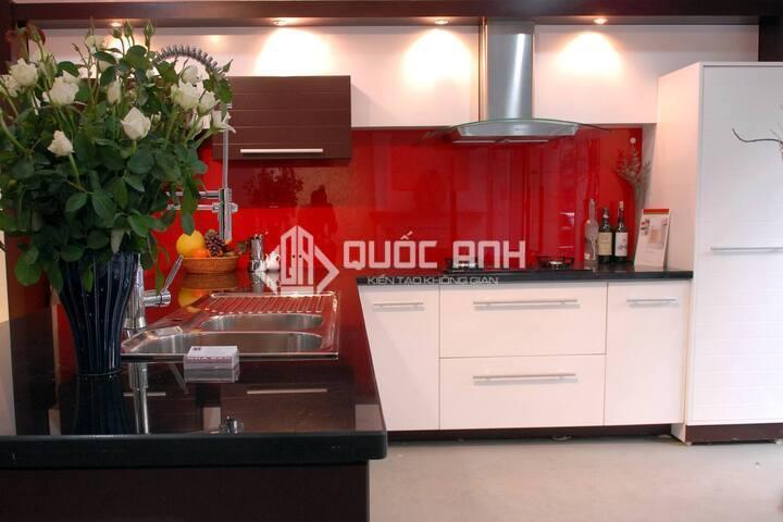 Liên hệ Quốc Anh Door để được tư vấn thêm về kính ốp bếp Glasskote. 