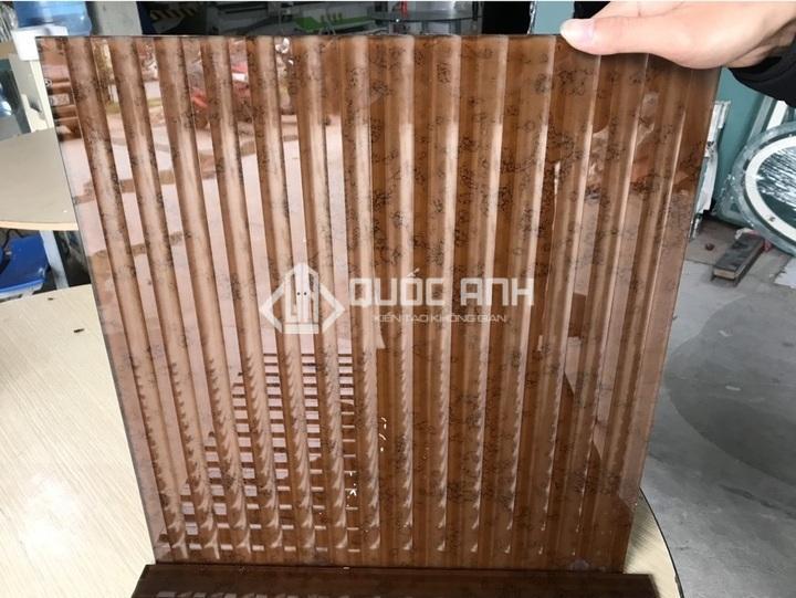 Kính màu trà có đặc điểm khác biệt so với kính sơn màu thông thường. 