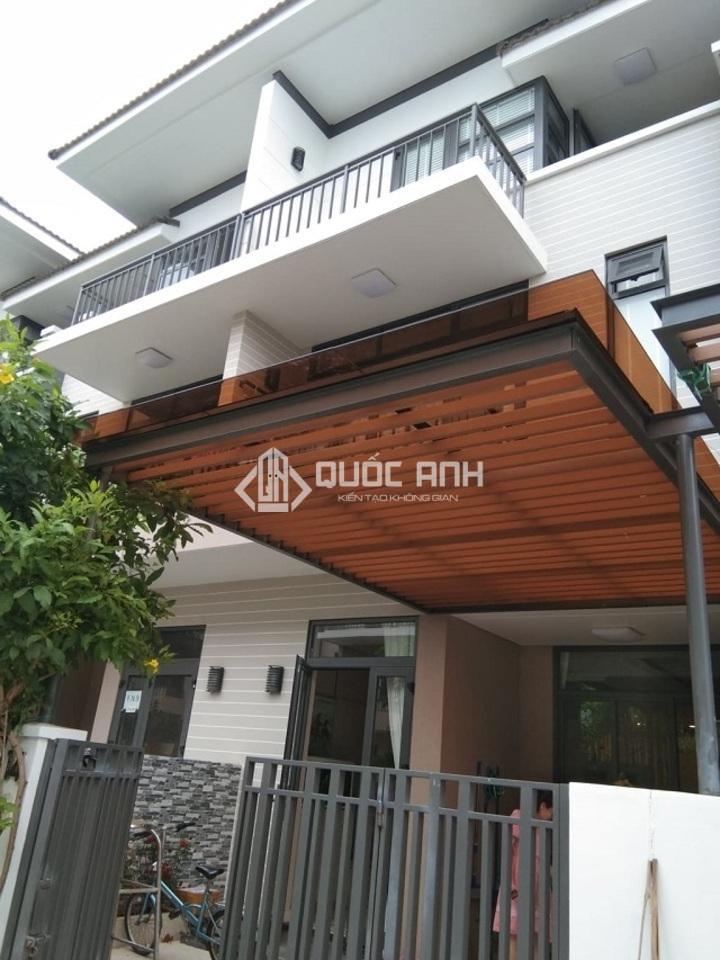 Mái kính cường lực màu trà. 