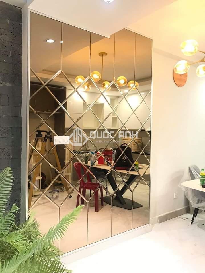 Kính trà lắp đặt trong không gian bếp (gương kính trà).