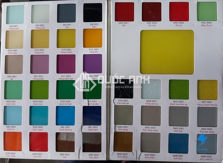 Kính sơn màu ốp bếp là loại kính cường lực được phun màu, có độ bền cao.