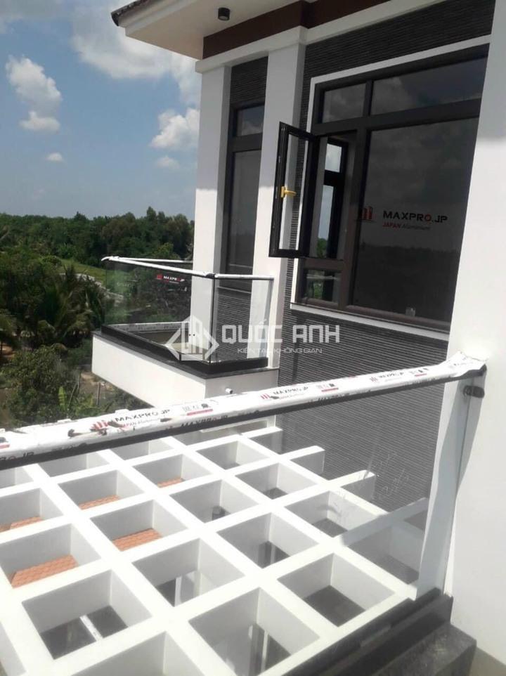 Lan can kính nhôm Maxpro đẹp sang trọng. 