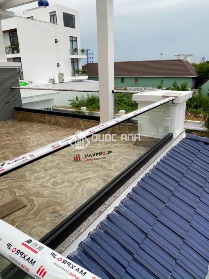 Mẫu lan can ban công nhôm Maxpro phù hợp với không gian hiện đại. 