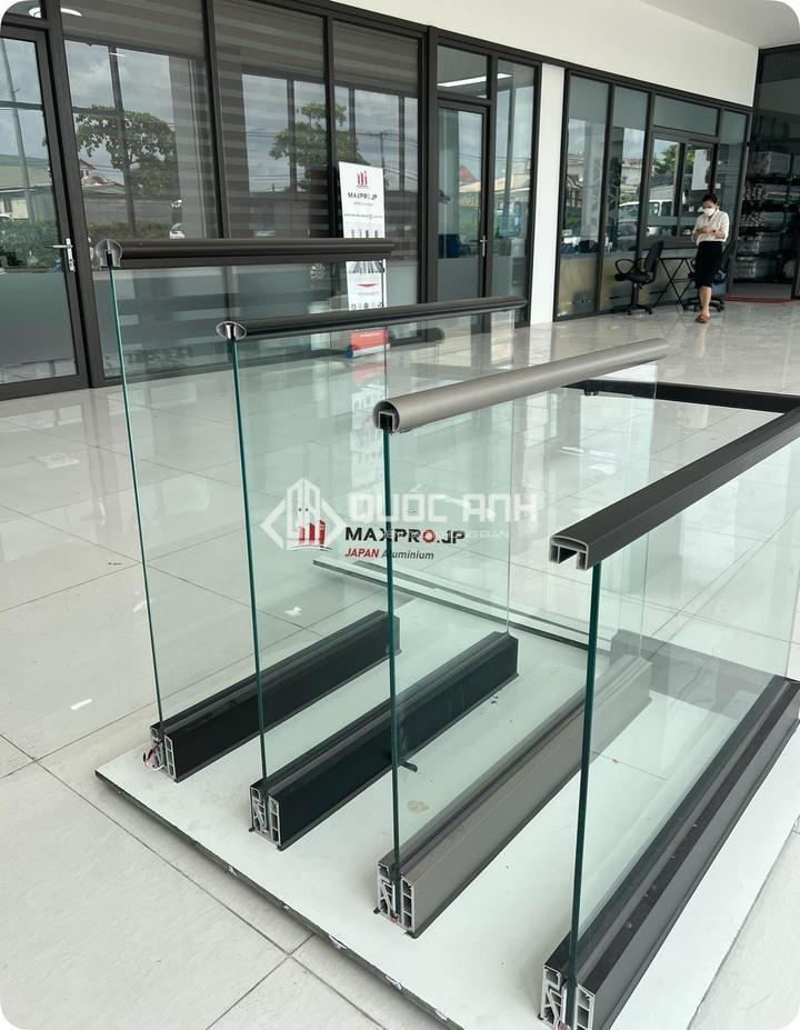 Lan can kính nhôm Maxpro sử dụng chất liệu cao cấp nhất. 