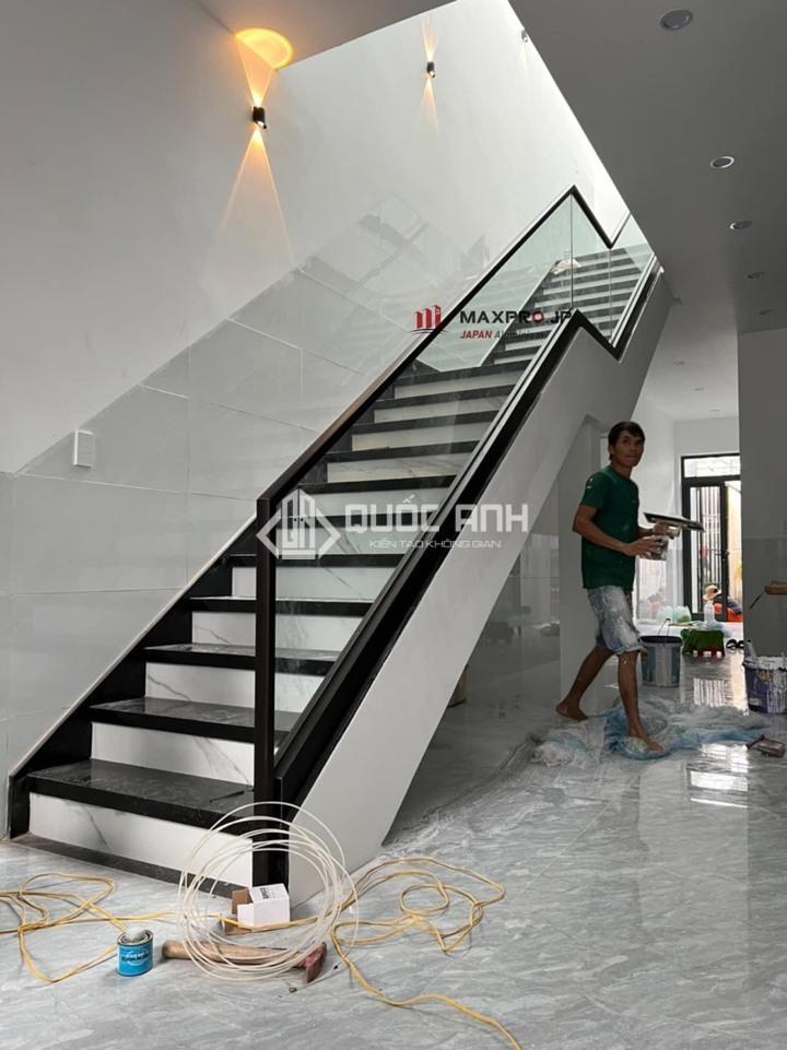 Cầu thang kính nhôm Maxpro đơn giản tinh tế. 