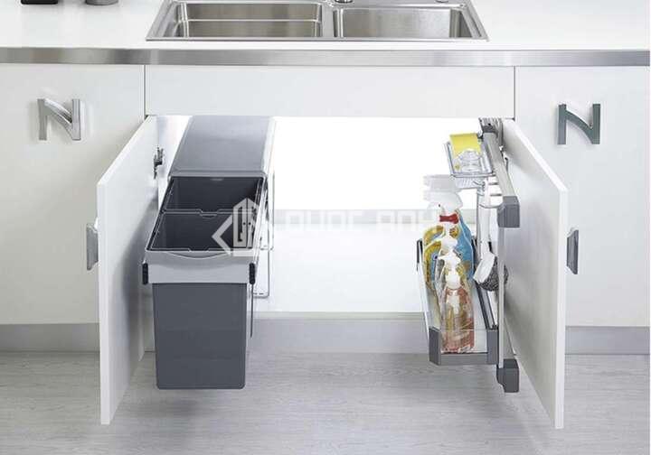 Một bên là thùng rác một bên là ngăn đựng nước rửa chuyên dụng. 