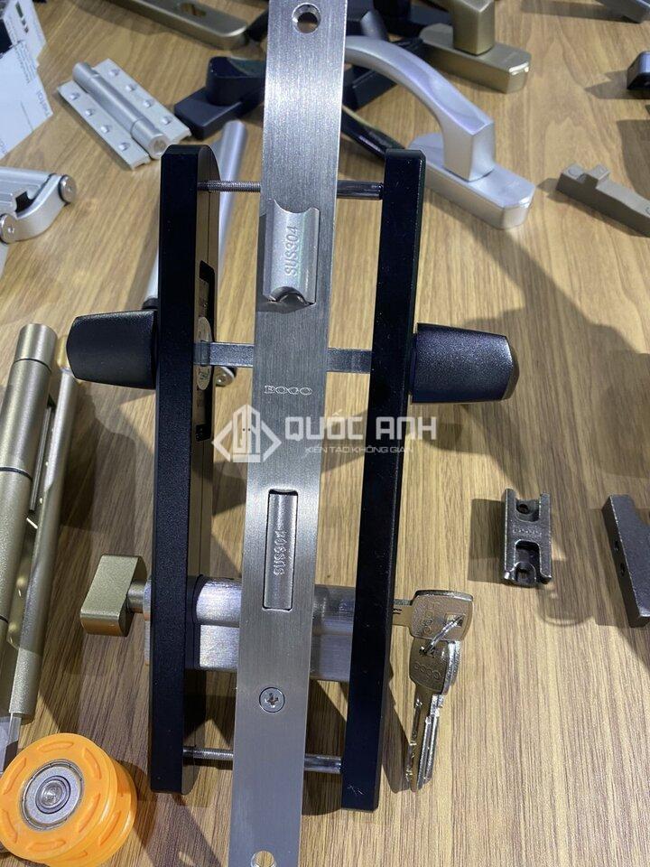 Nên lựa chọn các hãng phụ kiện có nguồn gốc thương hiệu rõ ràng để đảm bảo chất lượng cho cửa.