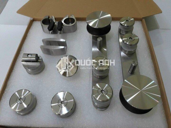 Tùy vào kiểu cửa sẽ có chi tiết phụ kiện được điều chỉnh tương ứng. 