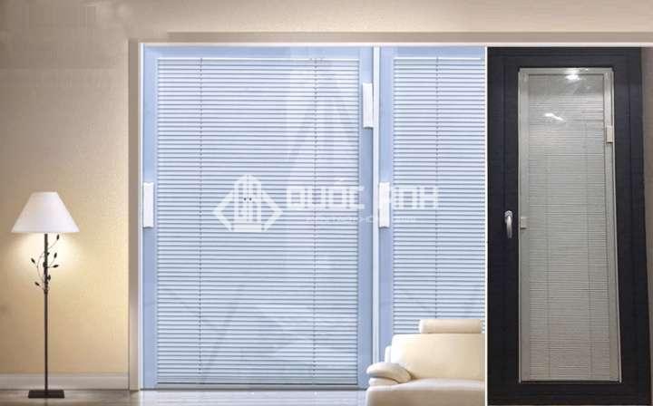 Mẫu cửa sử dụng kính hộp có rèm độc đáo. 