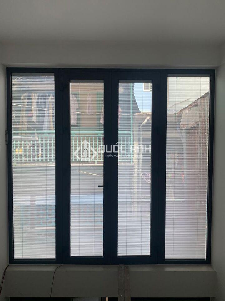 Cửa đi kính hộp rèm.