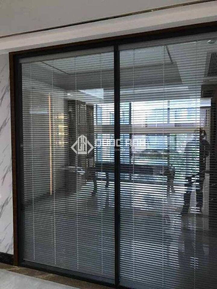 Cửa rèm trong kính hộp được ứng dụng nhiều trong các không gian. 