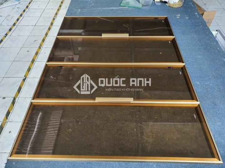 Khách có thể chọn màu kính khác nhau để đồng bộ với không gian phòng.