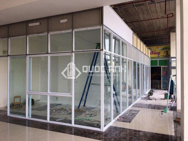 Vách ngăn nhôm Xingfa màu trắng. 