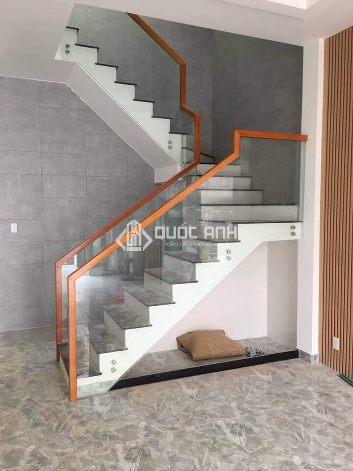 Cầu thang kính tay vịn gỗ không trụ. 