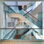 cau-thang-kinh-khong-tru-quoc-anh-door (1)