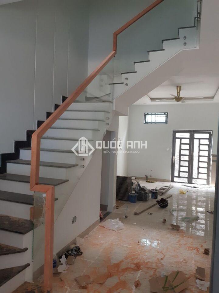 Cầu thang kính không trụ tay vịn gỗ. 