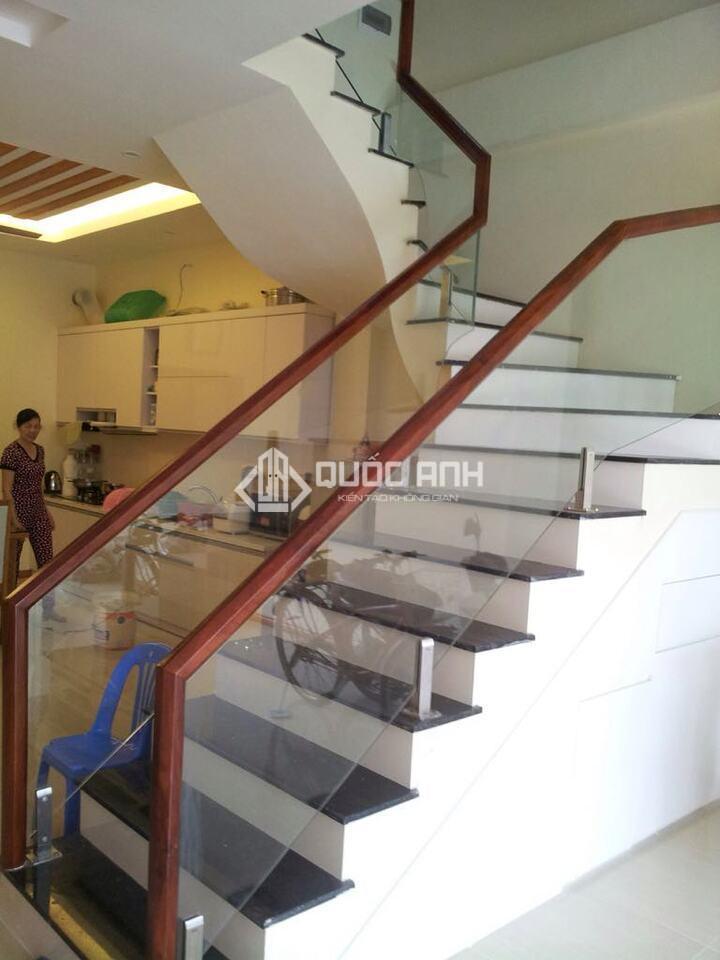 Cầu thang kính không trụ chỉ có củ pad, tấm kính cường lực cùng bộ phụ kiện đơn giản. 